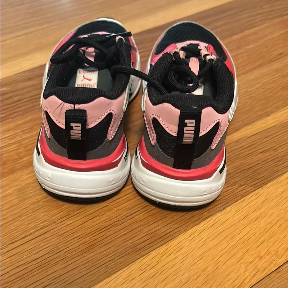Puma Black and Pink Sneakers Modern Athletic Design - Picture 4 of 6